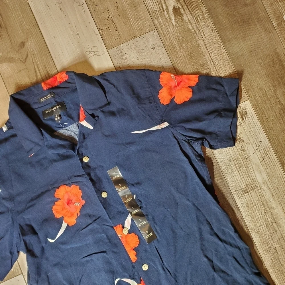 NWT BANANA REPUBLIC Men's Standard Fit Rayon Vacation Shirt Size Small Blue